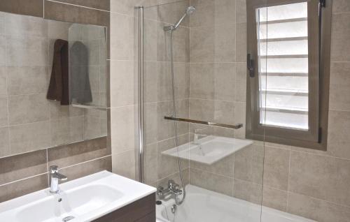 W łazience znajduje się umywalka i przeszklony prysznic. w obiekcie Casa Villa Carla w Palma de Mallorca