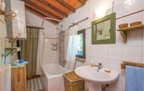 ein Badezimmer mit einem Waschbecken und einer Badewanne in der Unterkunft Alla Calza in Radicondoli