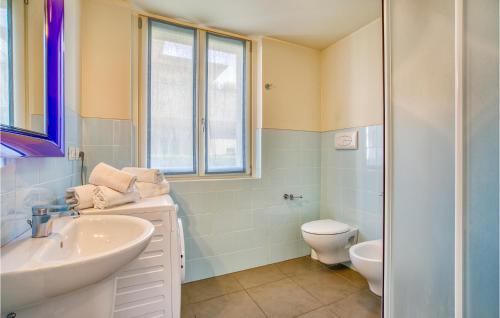 Een badkamer bij Amazing Apartment In Puegnago Sul Garda With Outdoor Swimming Pool