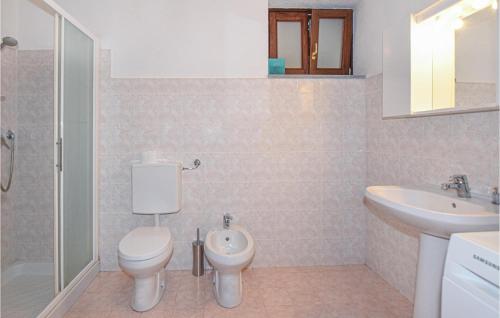 Koupelna v ubytování Gorgeous Apartment In Borghetto Darroscia With Kitchen