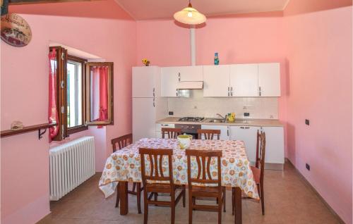 Una cocina o zona de cocina en Pet Friendly Apartment