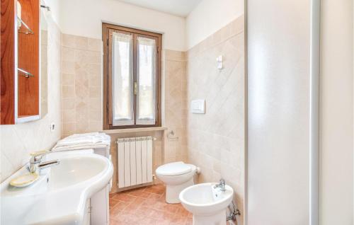 MontorgialiにあるOleandroのバスルーム(白い洗面台、トイレ付)