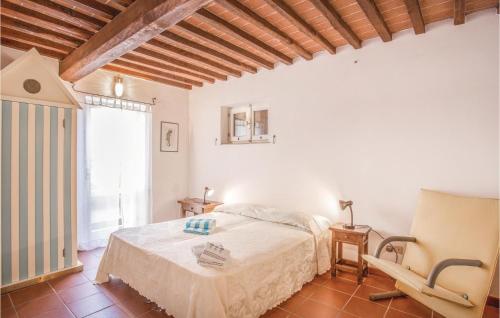 NisportoにあるAltanaのベッドルーム1室(ベッド1台、椅子1脚付)