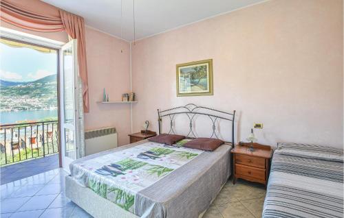 ein Schlafzimmer mit einem Bett und einem Balkon in der Unterkunft Amazing Apartment In Monte Isola With House A Mountain View in Monte Isola