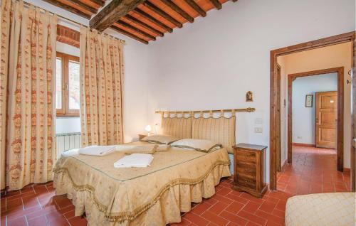 una camera con un grande letto di Camelia a Lucolena in Chianti