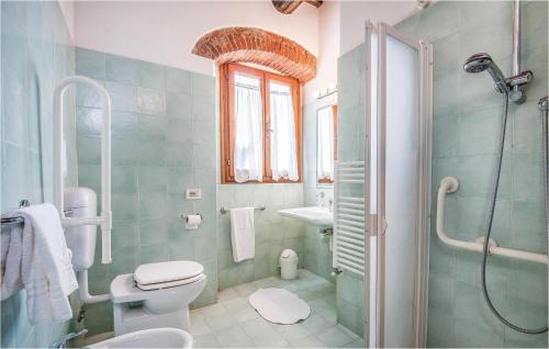 y baño con ducha, aseo y lavamanos. en Camelia, en Lucolena in Chianti