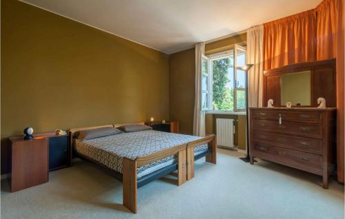um quarto com uma cama, uma cómoda e uma janela em 6 Bedroom Cozy Home In Rimini em Rimini