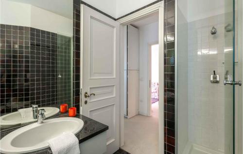 Ένα μπάνιο στο 6 Bedroom Cozy Home In Rimini