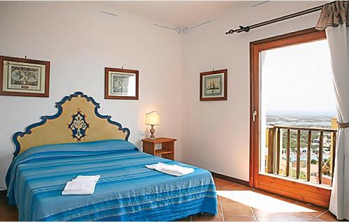 a bedroom with a bed and a balcony at Trilo 6 in Cuile Pazzoni