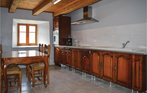 Dapur atau dapur kecil di Three-Bedroom Holiday Home In Cheylade