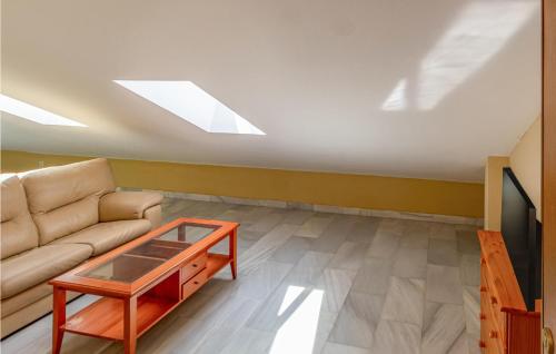 salon z kanapą i stołem w obiekcie Stunning Apartment In Málaga With Wifi w Maladze