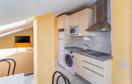 małą kuchnię ze zlewem i kuchenką mikrofalową w obiekcie Stunning Apartment In Málaga With Wifi w Maladze
