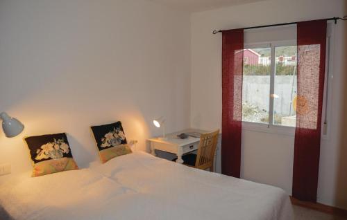 Llit o llits en una habitació de Awesome Home In Finestrat With House Sea View