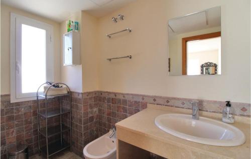 W łazience znajduje się umywalka i lustro. w obiekcie Awesome Home In Finestrat With House Sea View w mieście Finestrat