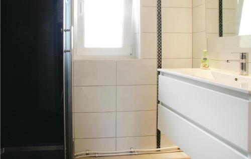 La salle de bains est pourvue d'un lavabo et d'un miroir. dans l'établissement Lovely Home In St Urbain With Kitchen, à Saint-Urbain