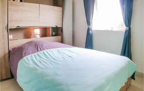 Ce lit se trouve dans une chambre dotée d'une fenêtre et d'une superficie de lit. dans l'établissement Lovely Home In St Urbain With Kitchen, à Saint-Urbain