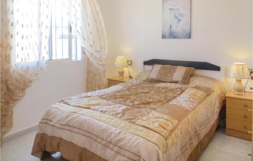 トレビエハにあるAmazing Apartment In Torrevieja With Kitchenのベッドルーム(ベッド1台、窓付)