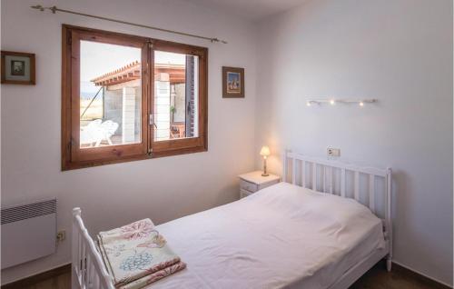 ヴィドレレスにあるStunning Home In Vidreres With 3 Bedrooms, Outdoor Swimming Pool And Swimming Poolのベッドルーム(白いベッド1台、窓付)