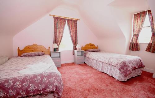 Tempat tidur dalam kamar di Fanore Holiday Cottages