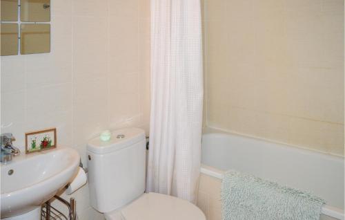 y baño con aseo, lavabo y bañera. en Beautiful Apartment In Alhama De Murcia With Wifi, en Alhama de Murcia