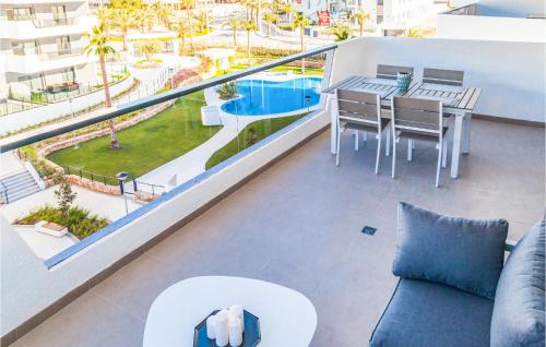 balcón con mesa, sillas y piscina en Amazing Apartment In Los Arenales Del Sol With,,,, en Arenales del Sol