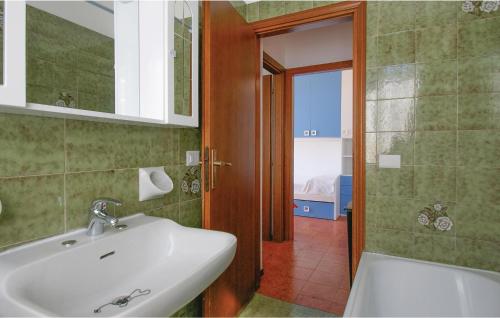Kylpyhuone majoituspaikassa 3 Bedroom Beautiful Apartment In Rimini