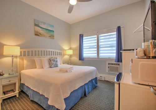 ein Schlafzimmer mit einem großen Bett und einem TV in der Unterkunft Sea Chambers in Ogunquit
