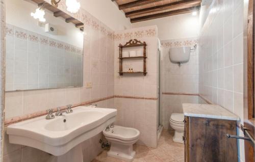 a bathroom with a sink and a toilet at Cegliolo 9 in Cortona