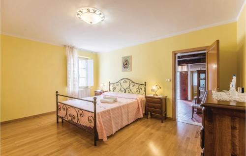 モンテ・サン・サヴィーノにあるLe Fornaciのベッドルーム(ベッド1台、鏡付)