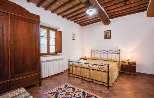 a bedroom with a bed and a wooden ceiling at Cortilla 1 in Cinigiano