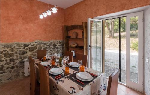 a dining room with a table with chairs and a window at Amazing Home In Monterotondo Marittimo in Monterotondo