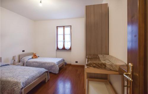 Cette petite chambre comprend 2 lits et une fenêtre. dans l'établissement Casa Giovanni, à Tavarone