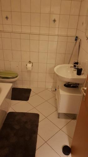 ツヴィッカウにあるschöne 2 Zimmerwohnungの白いバスルーム(洗面台、トイレ付)