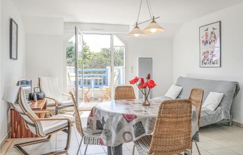 un salon avec une table, des chaises et un canapé dans l'établissement Amazing Apartment In Hauteville-Sur-Mer, à Hauteville-sur-Mer