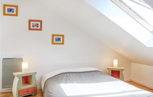 מיטה או מיטות בחדר ב-Gorgeous Apartment In Hauteville-sur-mer With Wifi