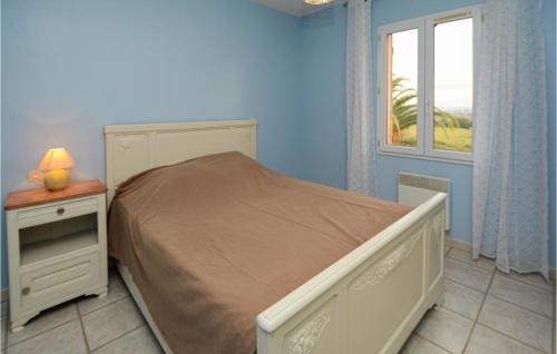 um quarto com uma cama, uma mesa de cabeceira e uma janela em Gorgeous Home In Montignargues With Kitchen em Montignargues