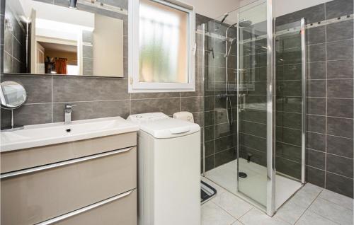 uma casa de banho com um lavatório e um chuveiro em Gorgeous Home In Montignargues With Kitchen em Montignargues
