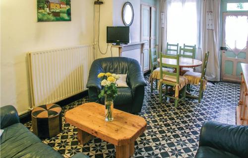 un salon avec un vase de fleurs sur une table dans l'établissement Gorgeous Home In Auxi Le Château, à Auxi-le-Château