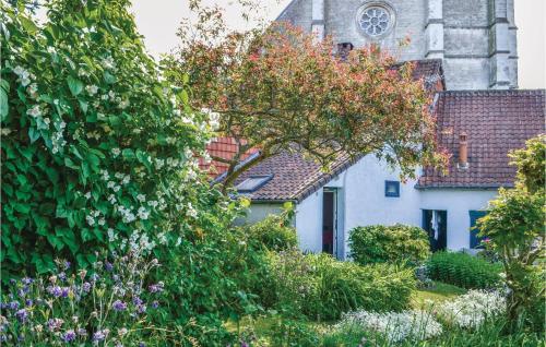 une maison blanche avec une église en arrière-plan dans l'établissement Gorgeous Home In Auxi Le Château, à Auxi-le-Château