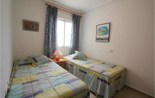 um quarto com 2 camas e uma janela em Lovely Home In Santa Pola With Wifi em Santa Pola