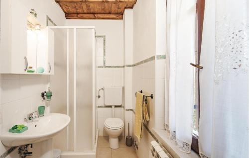 サント・ステーファノ・ディ・マグラにあるCasa Di Francescaの白いバスルーム(トイレ、シンク付)