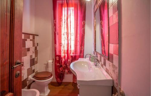 bagno con lavandino, servizi igienici e lavandino di Flora House 1 a Macerino