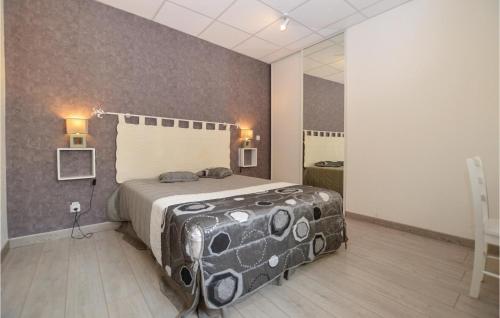 une chambre avec un grand lit et un miroir dans l'établissement Beautiful Apartment In La Bourboule, à Le Mont-Dore