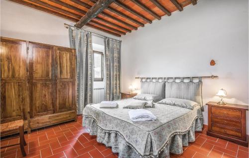 een slaapkamer met een groot bed in een kamer bij Dahlia in Lucolena in Chianti