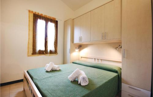 ein Schlafzimmer mit 2 Betten und Handtüchern darauf in der Unterkunft Beautiful Apartment In Costa Rei -ca- With Wifi in Monte Nai