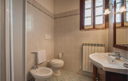 ein Bad mit einem WC und einem Waschbecken in der Unterkunft Zafferano 3 in San Gimignano