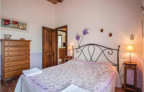 Schlafzimmer mit einem Bett, einer Kommode und einem Spiegel in der Unterkunft Zafferano 3 in San Gimignano