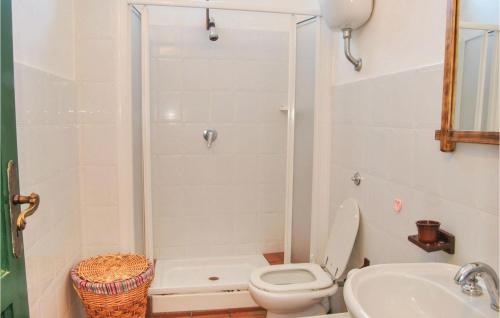 サン・ジョルジョにあるAwesome Apartment In Gioiosa Marea Me With 2 Bedrooms And Outdoor Swimming Poolの小さなバスルーム(トイレ、シンク付)
