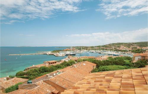 una vista di un porto con barche in acqua di Azzurra a Porto Rotondo