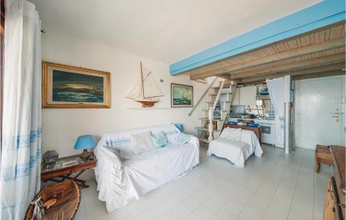 een woonkamer met een bank en een zeilboot aan de muur bij Azzurra in Porto Rotondo